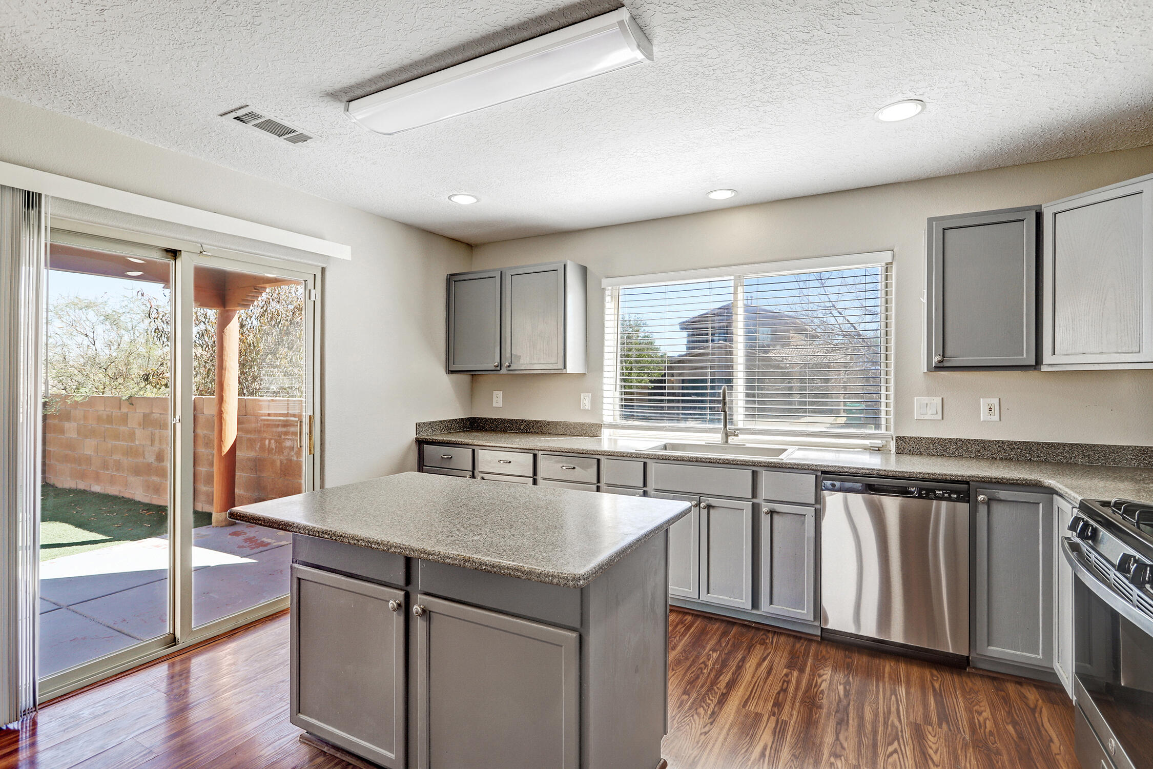 937 Loma Pinon Loop NE