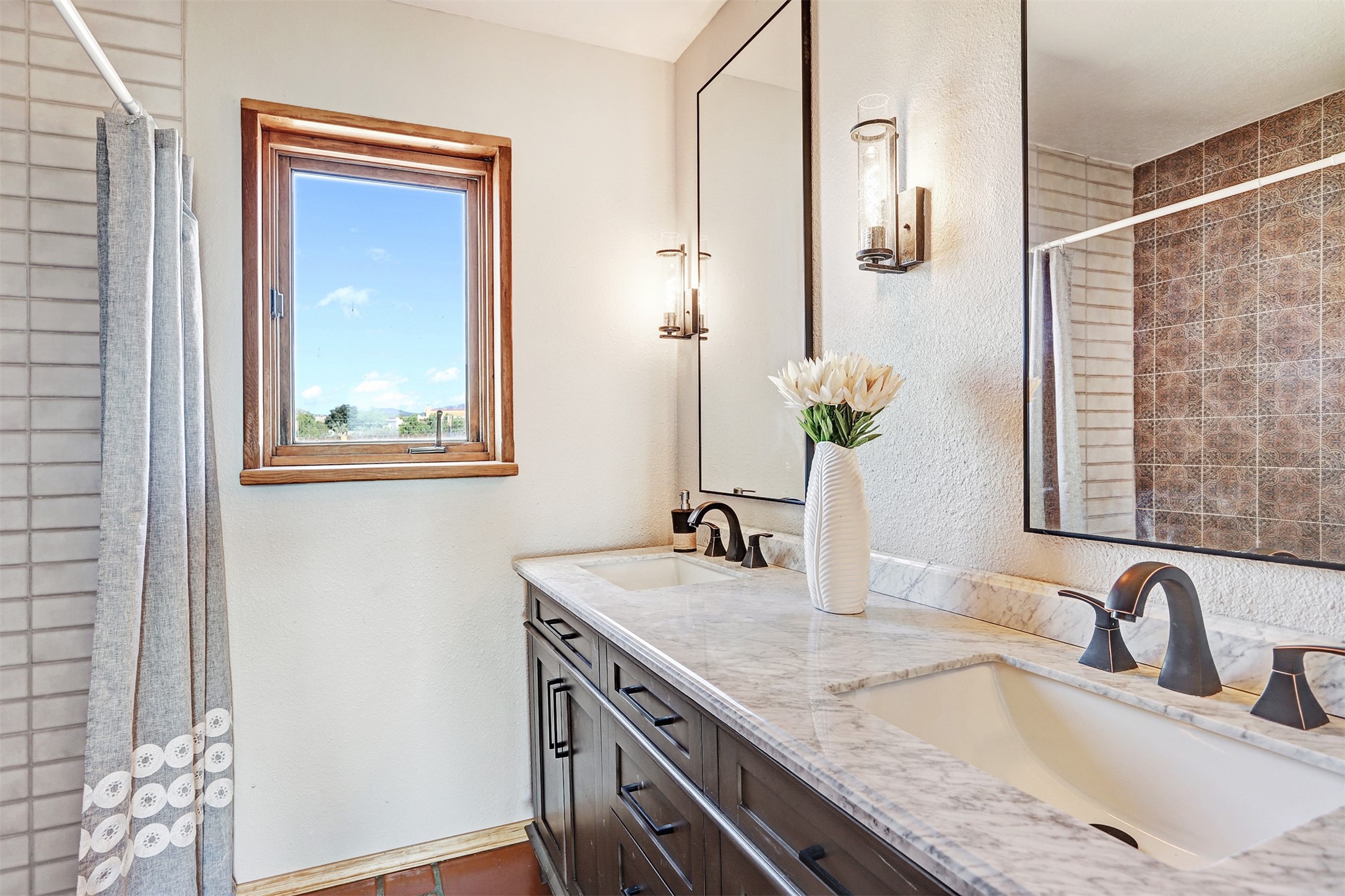 11 Valencia Loop