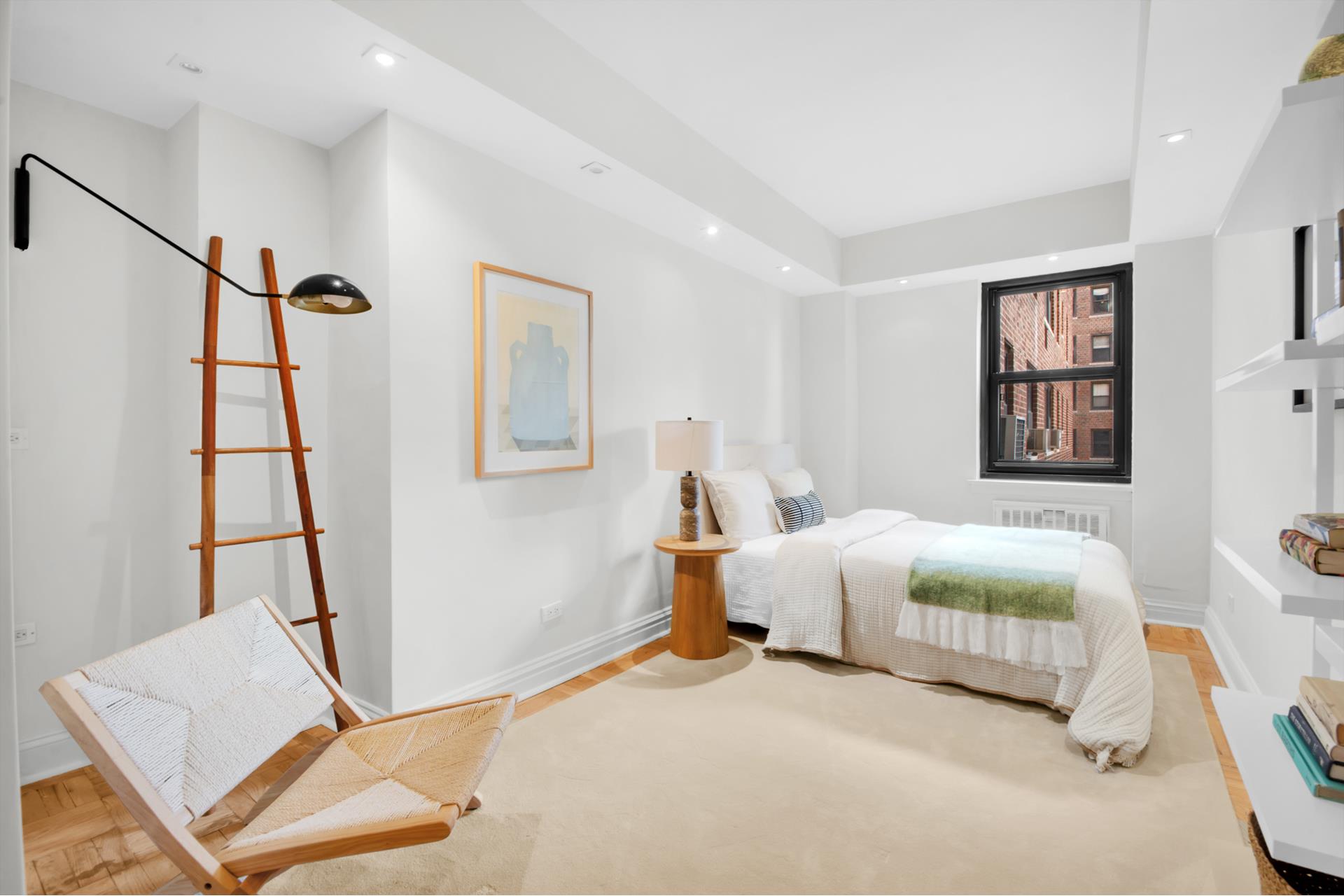 11 RIVERSIDE Drive 8STE