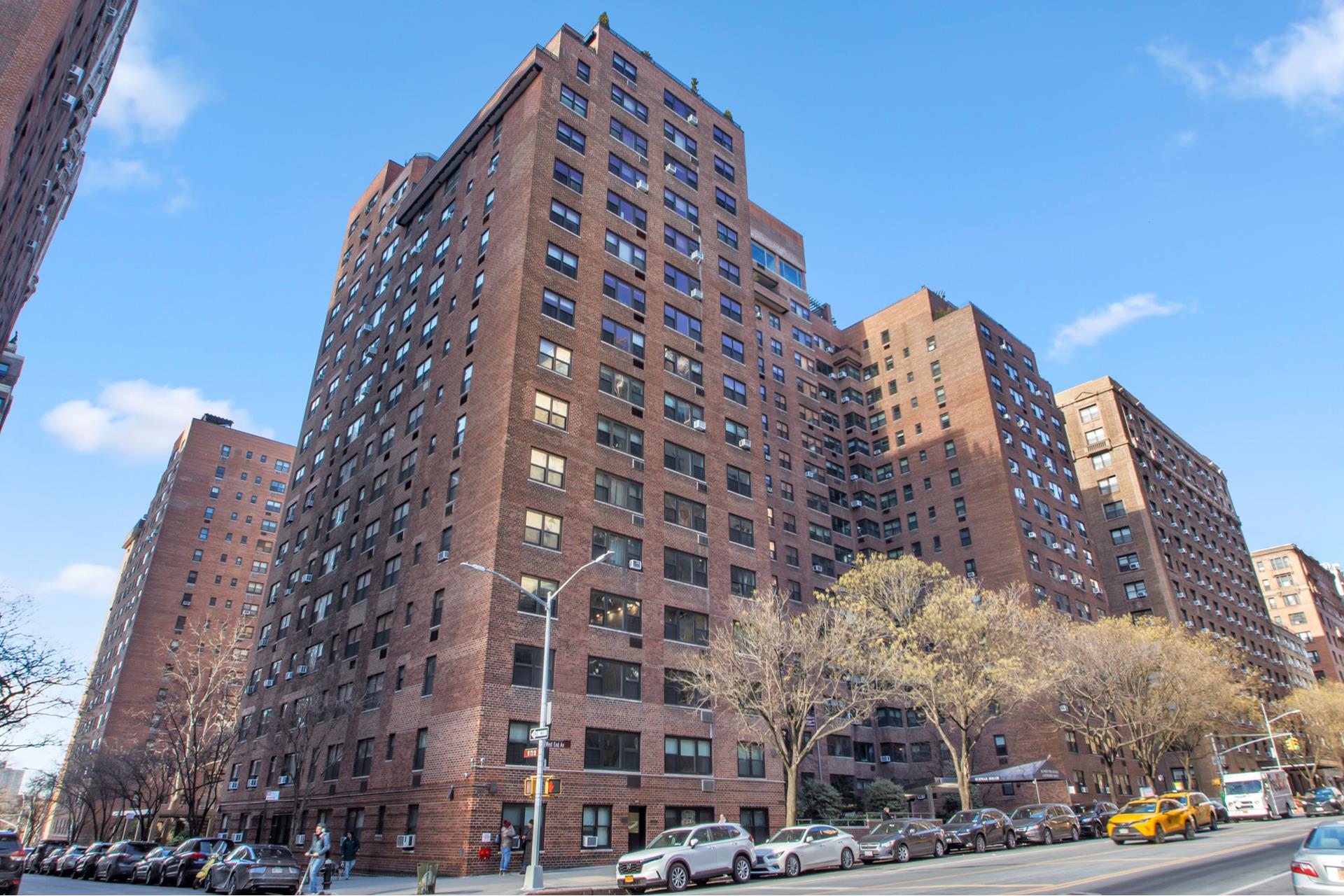 11 RIVERSIDE Drive 8STE