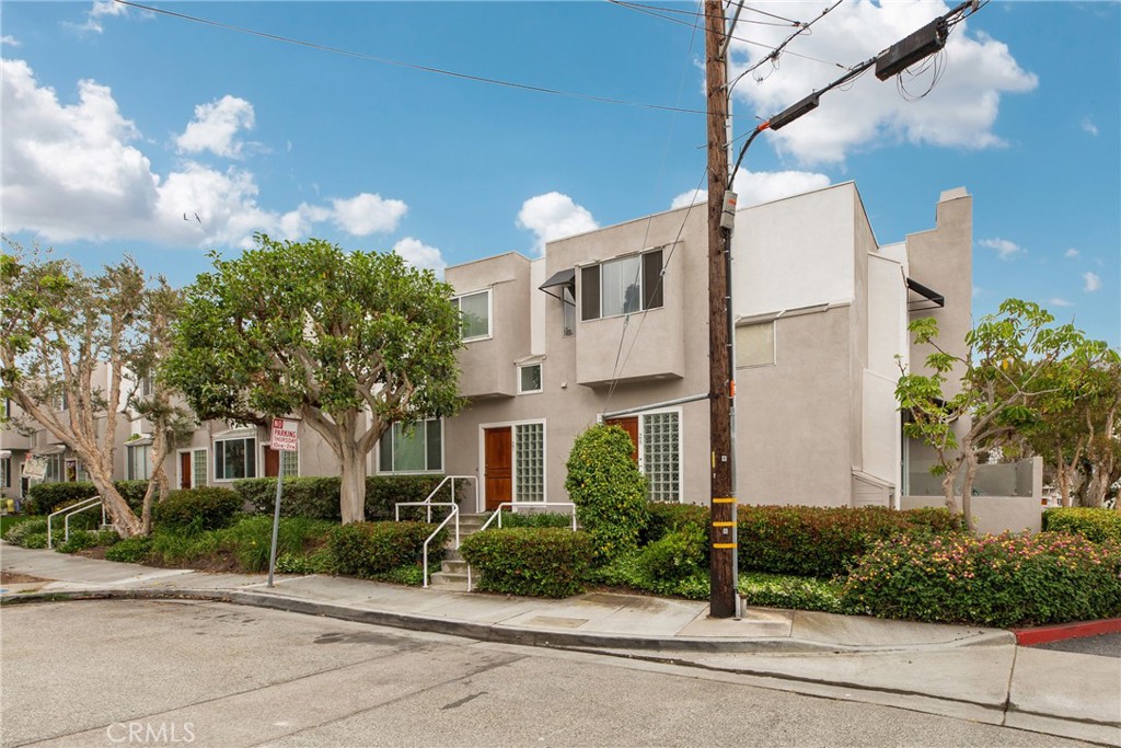 501 Herondo Street 28