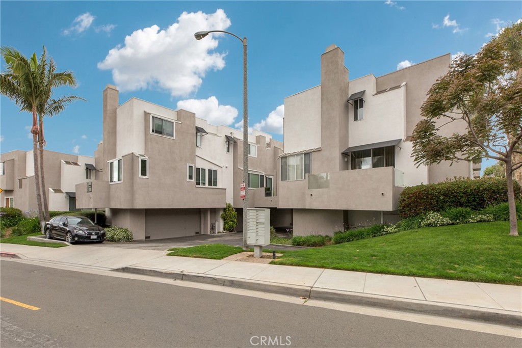 501 Herondo Street 28