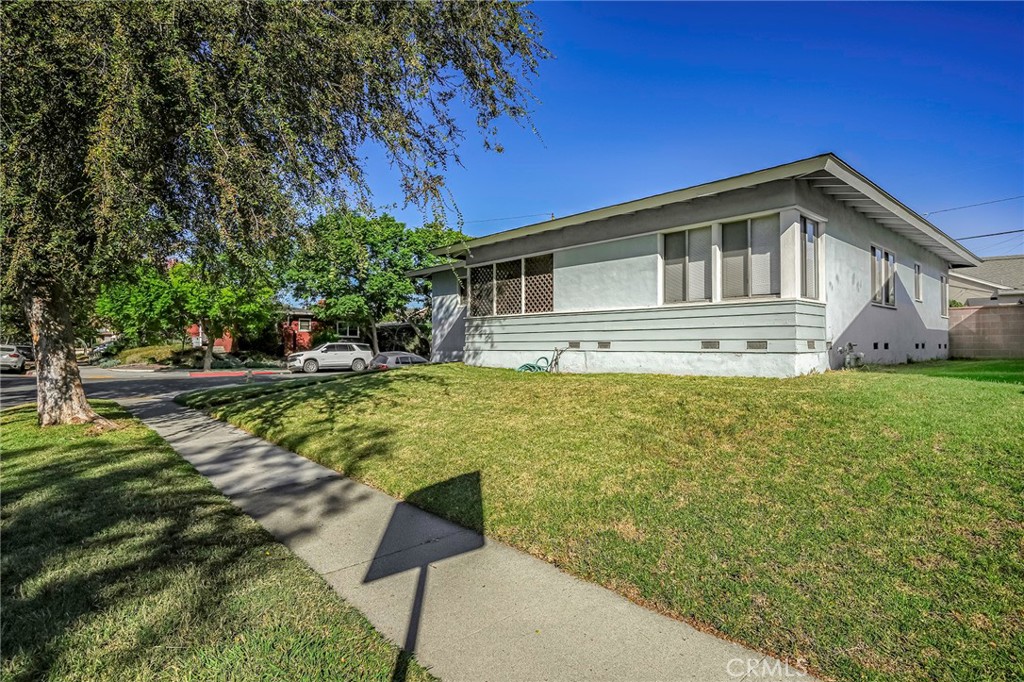 2426 Vuelta Grande Avenue