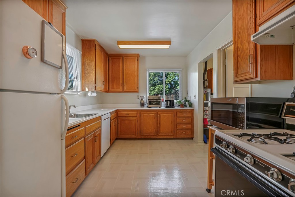 2426 Vuelta Grande Avenue