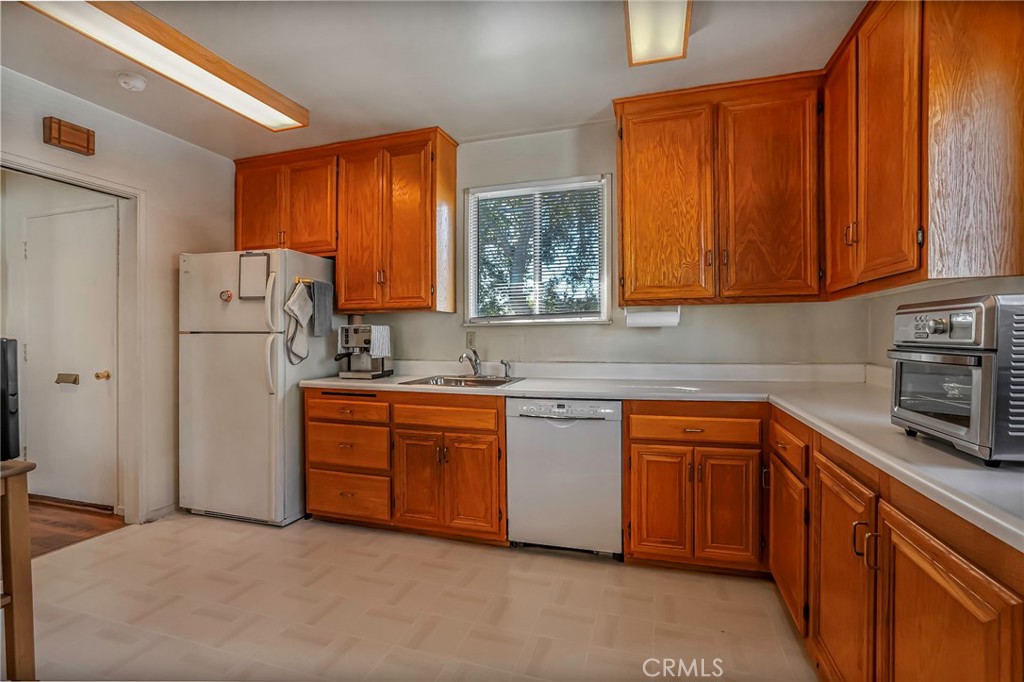 2426 Vuelta Grande Avenue