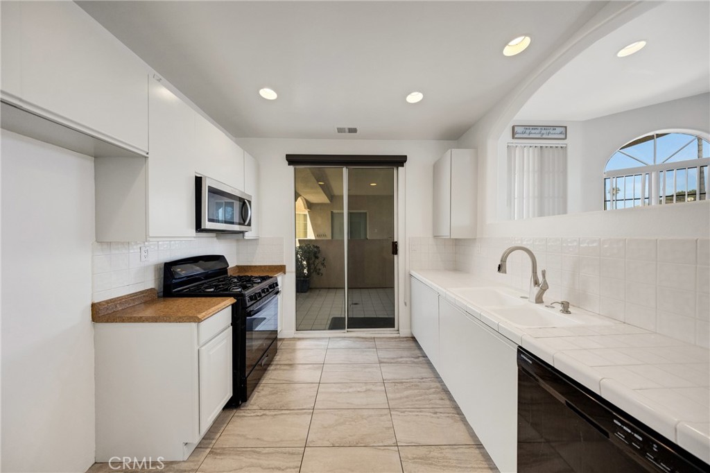 408 W Queen Street 101