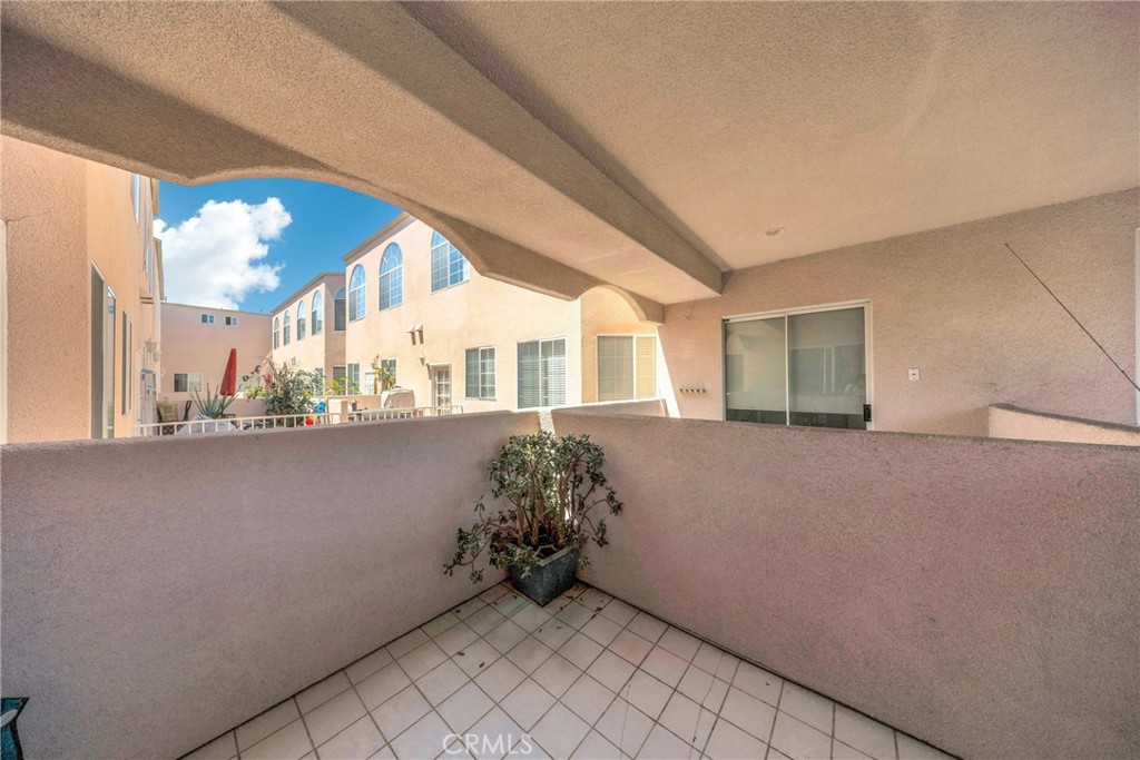 408 W Queen Street 101