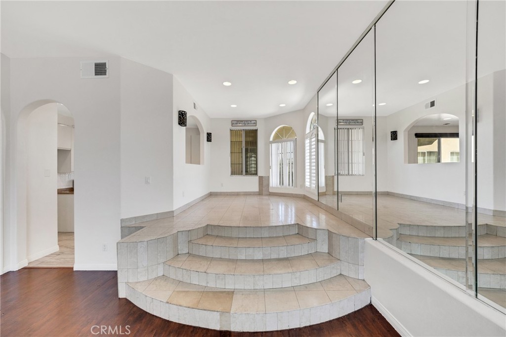 408 W Queen Street 101