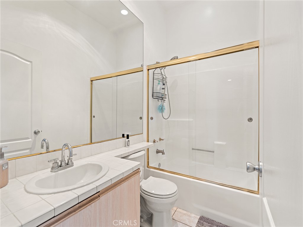 408 W Queen Street 111