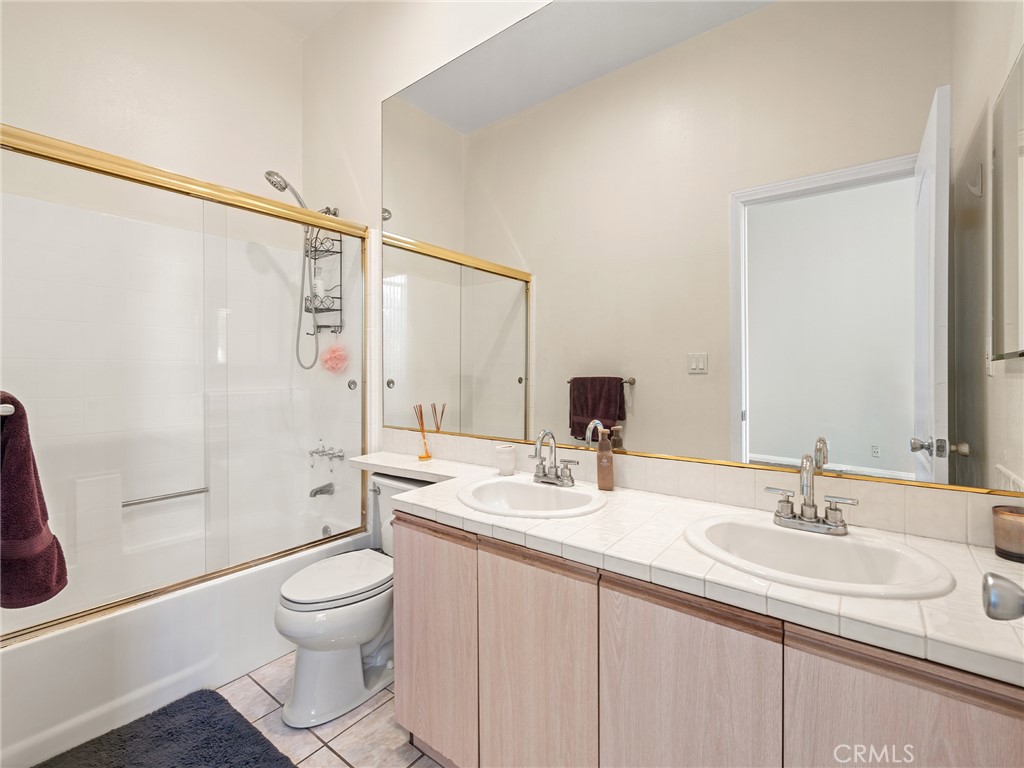 408 W Queen Street 111