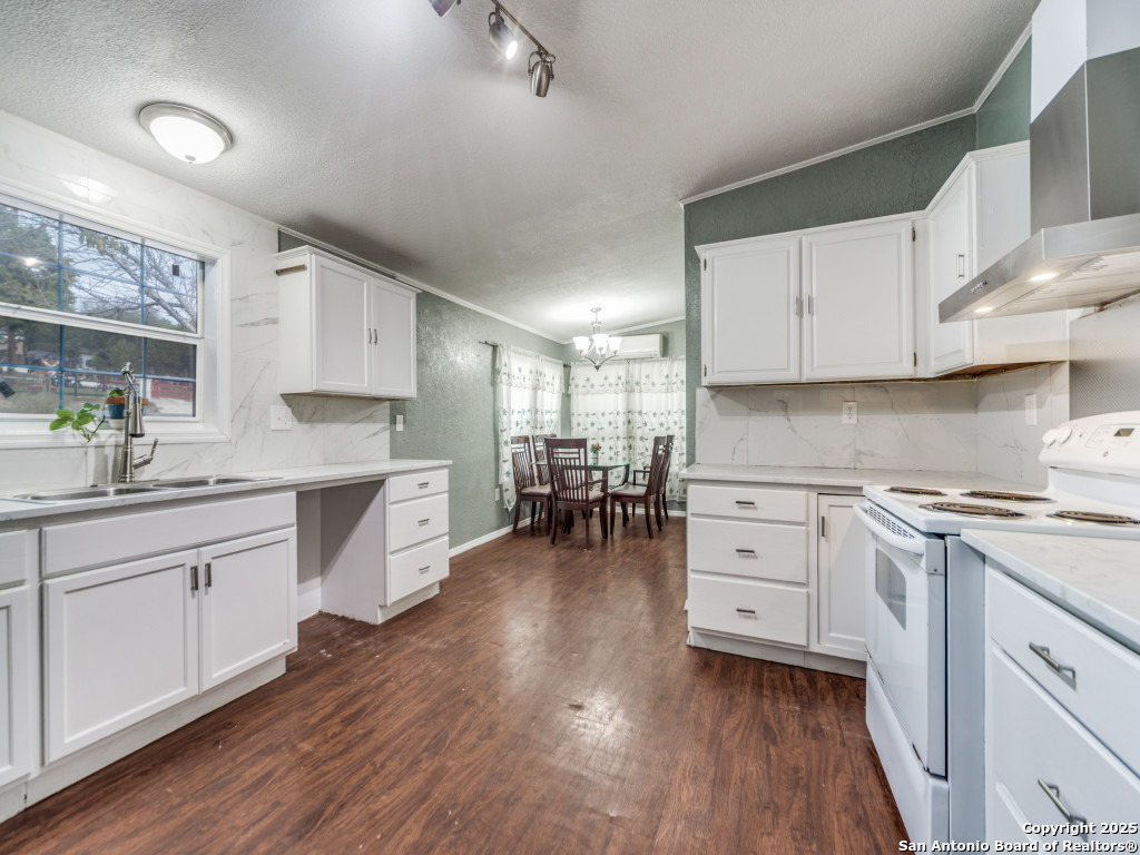 705 Walnut Way
