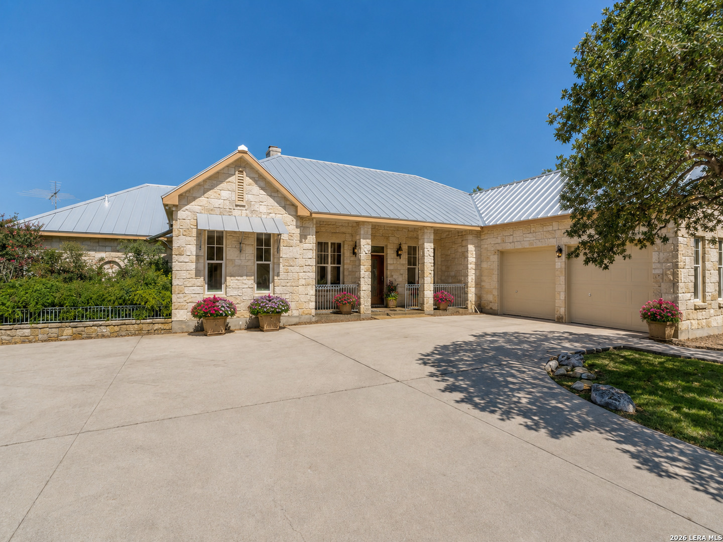 403 DEEP HOLLOW DR
