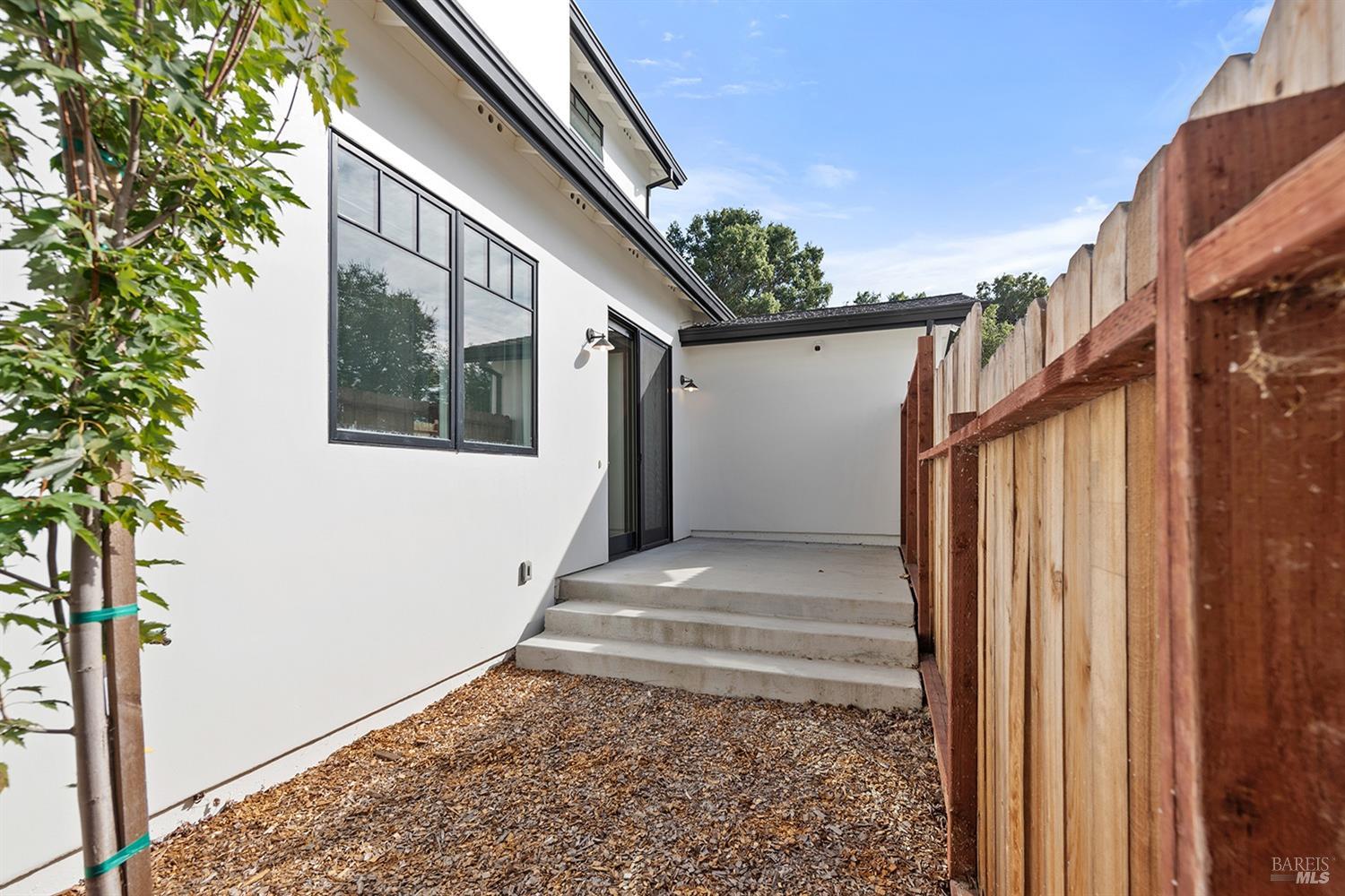 7631-7635 Healdsburg Ave
