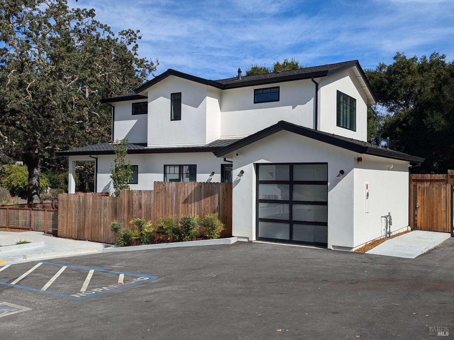 7631-7635 Healdsburg Ave