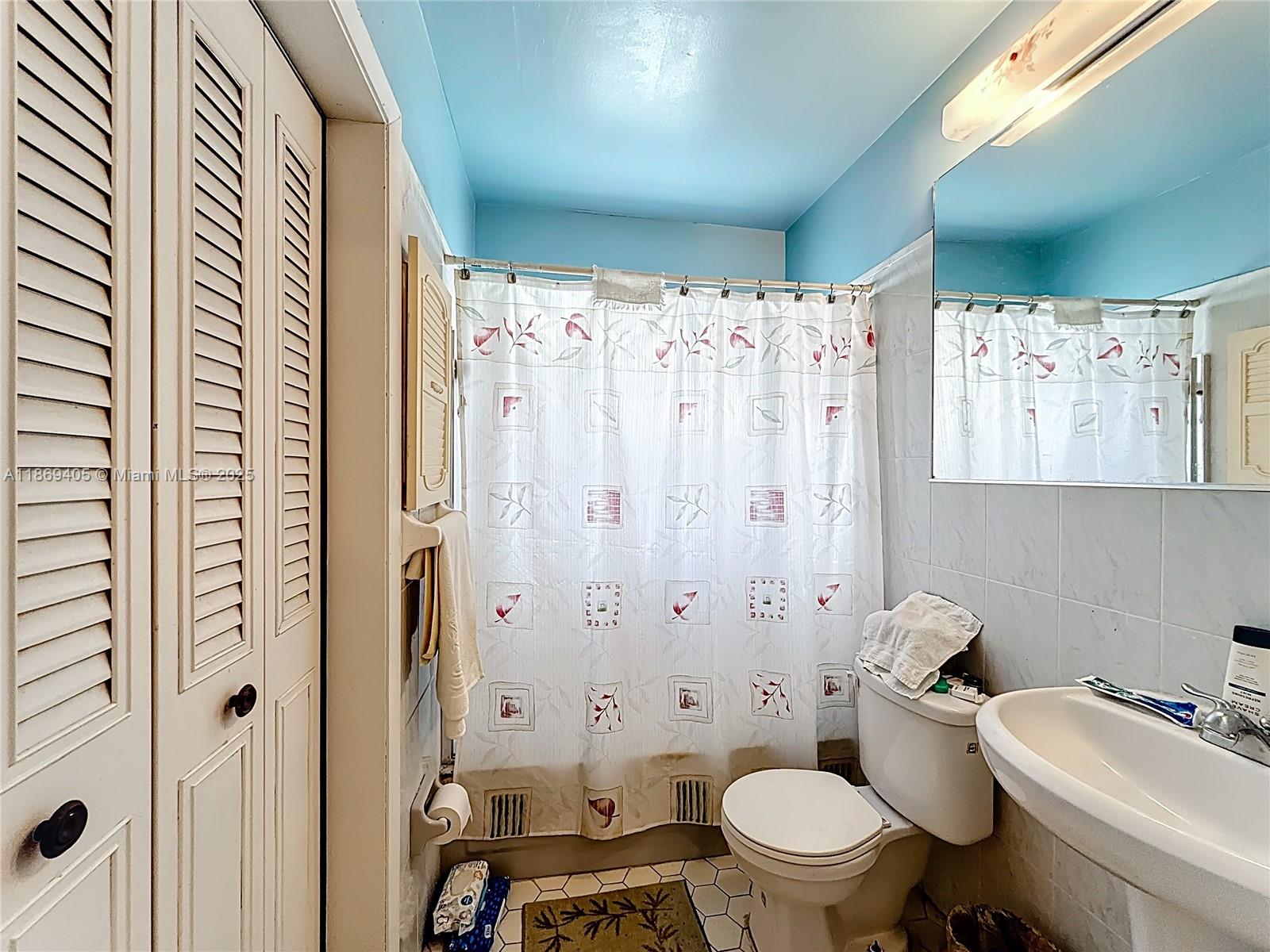 1055 NW 32nd Ct