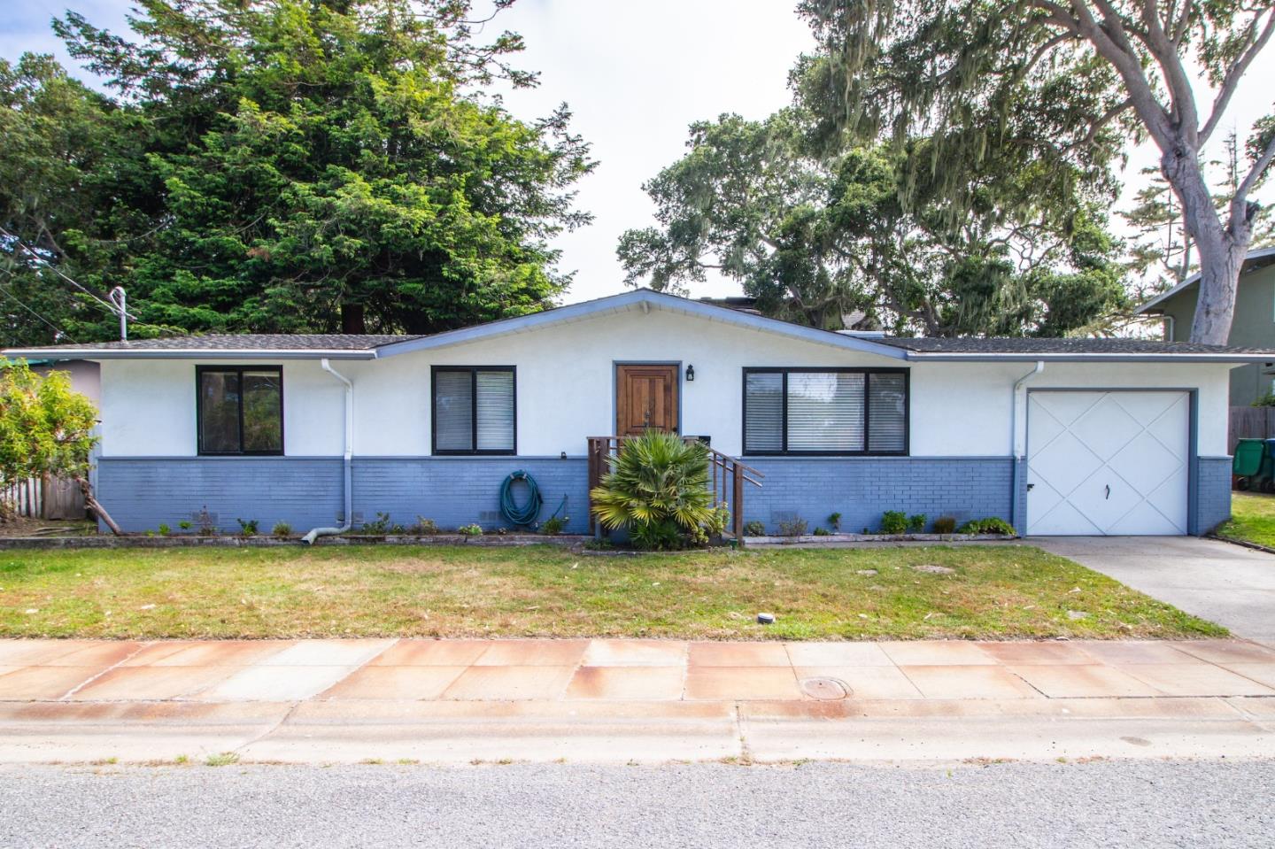 747 Rosemont AVE
