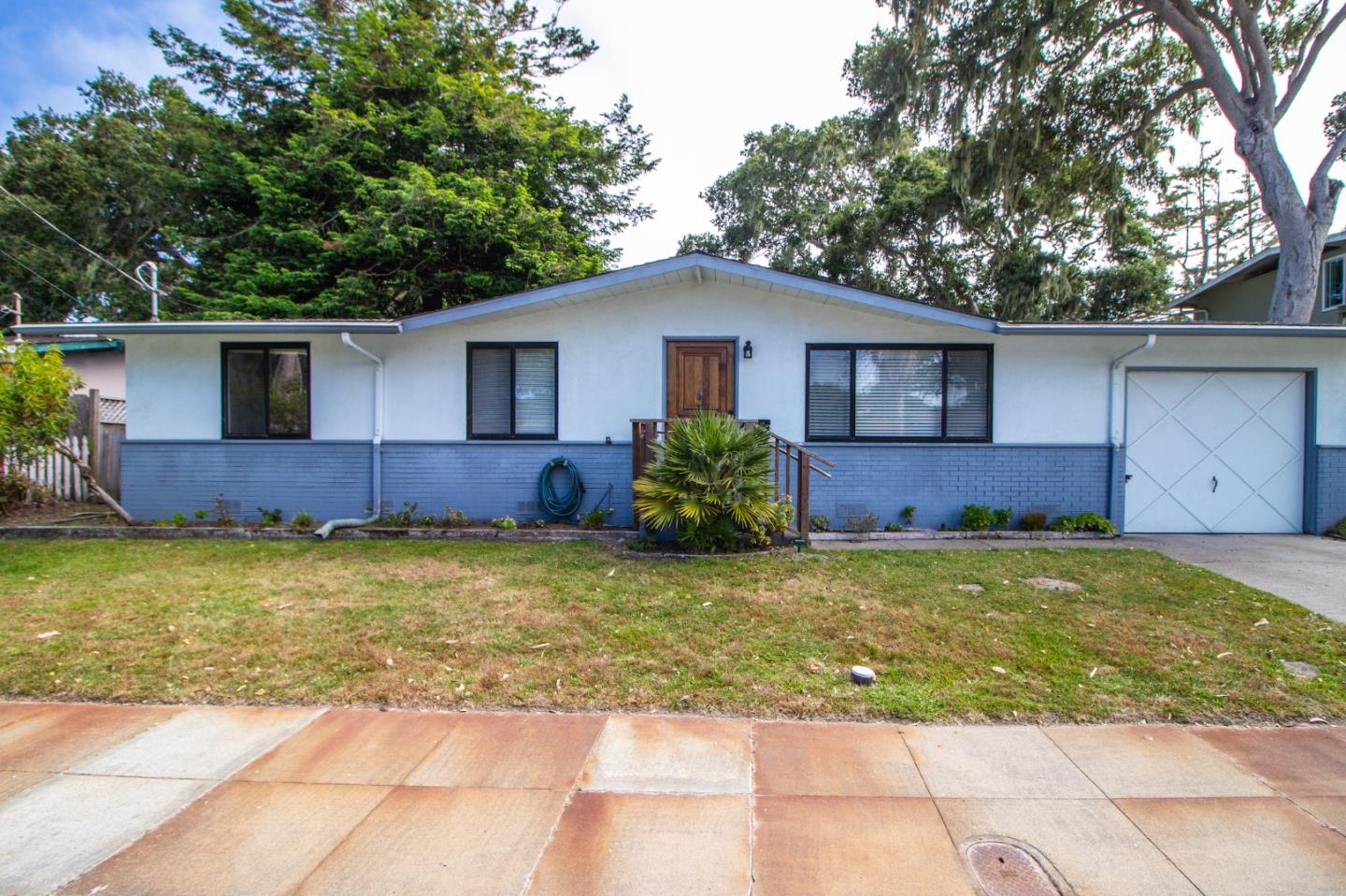 747 Rosemont AVE