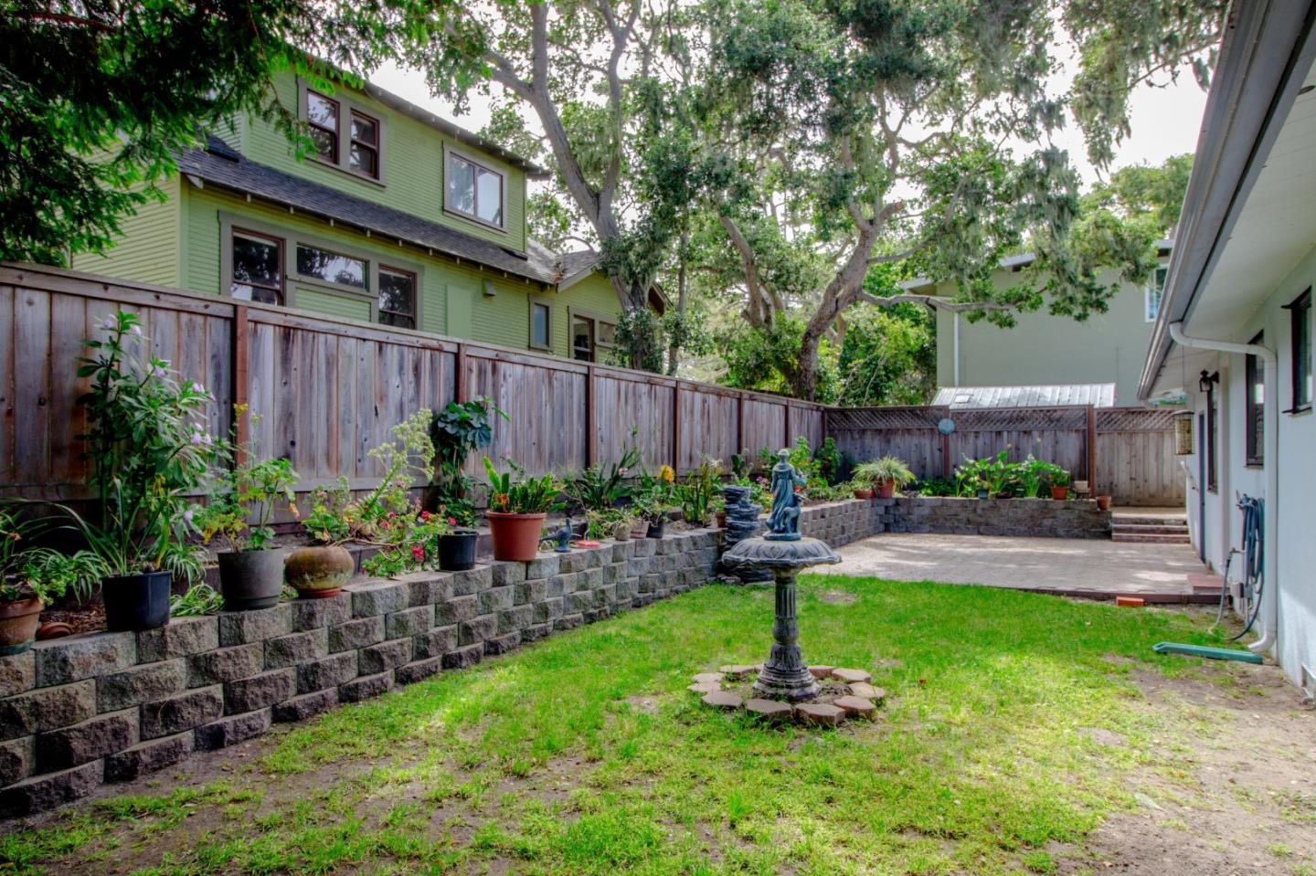 747 Rosemont AVE