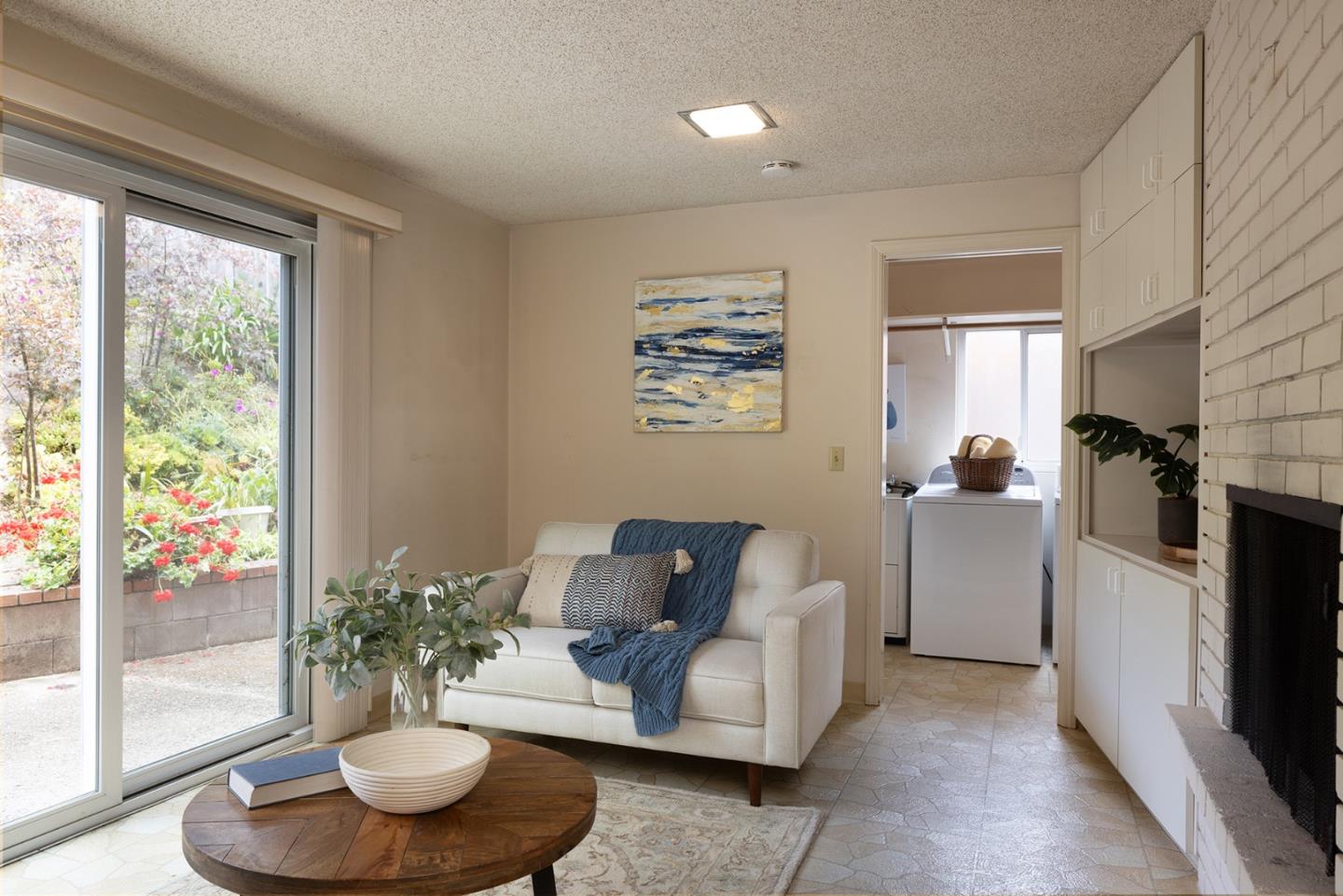 913 Petra LN