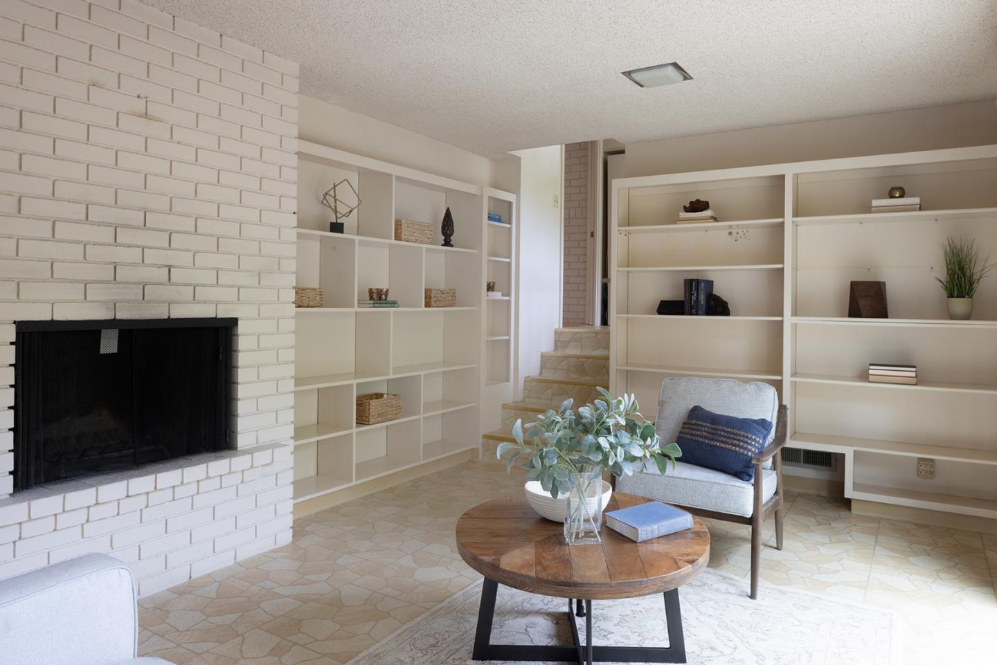 913 Petra LN