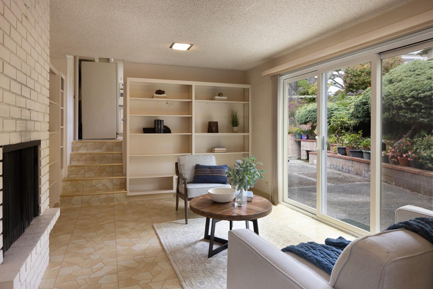 913 Petra LN