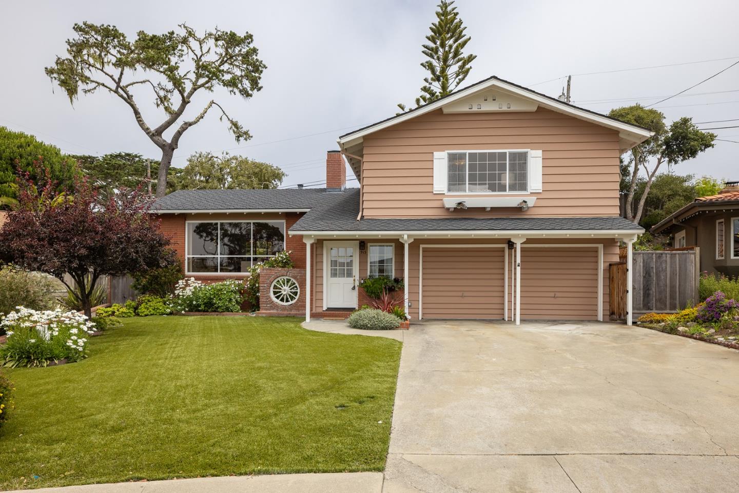 913 Petra LN