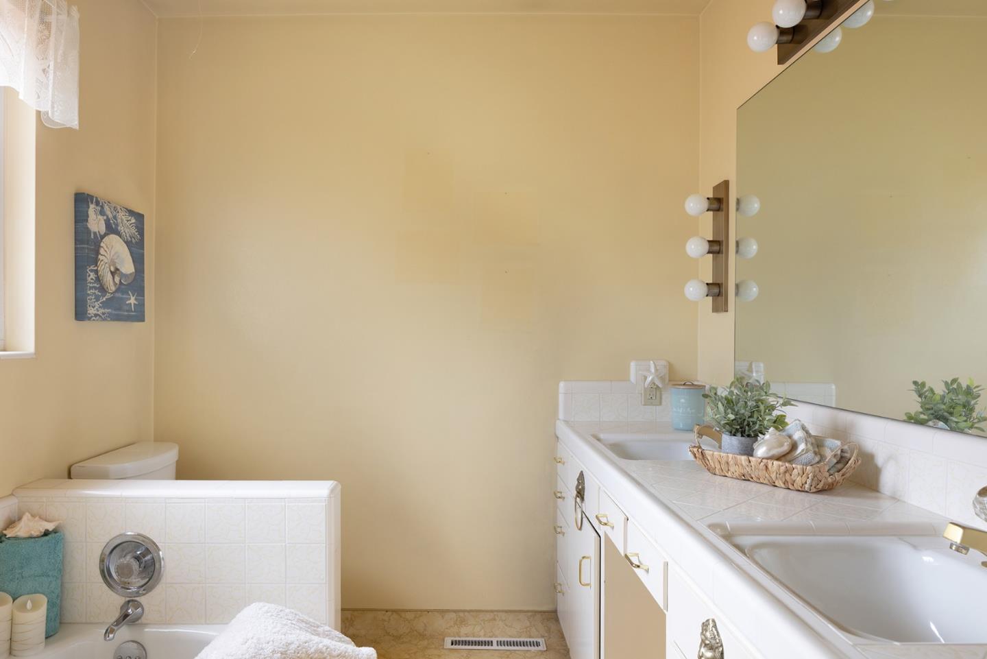 913 Petra LN