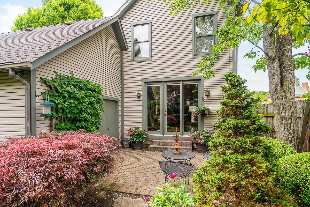 242 E Sycamore Street