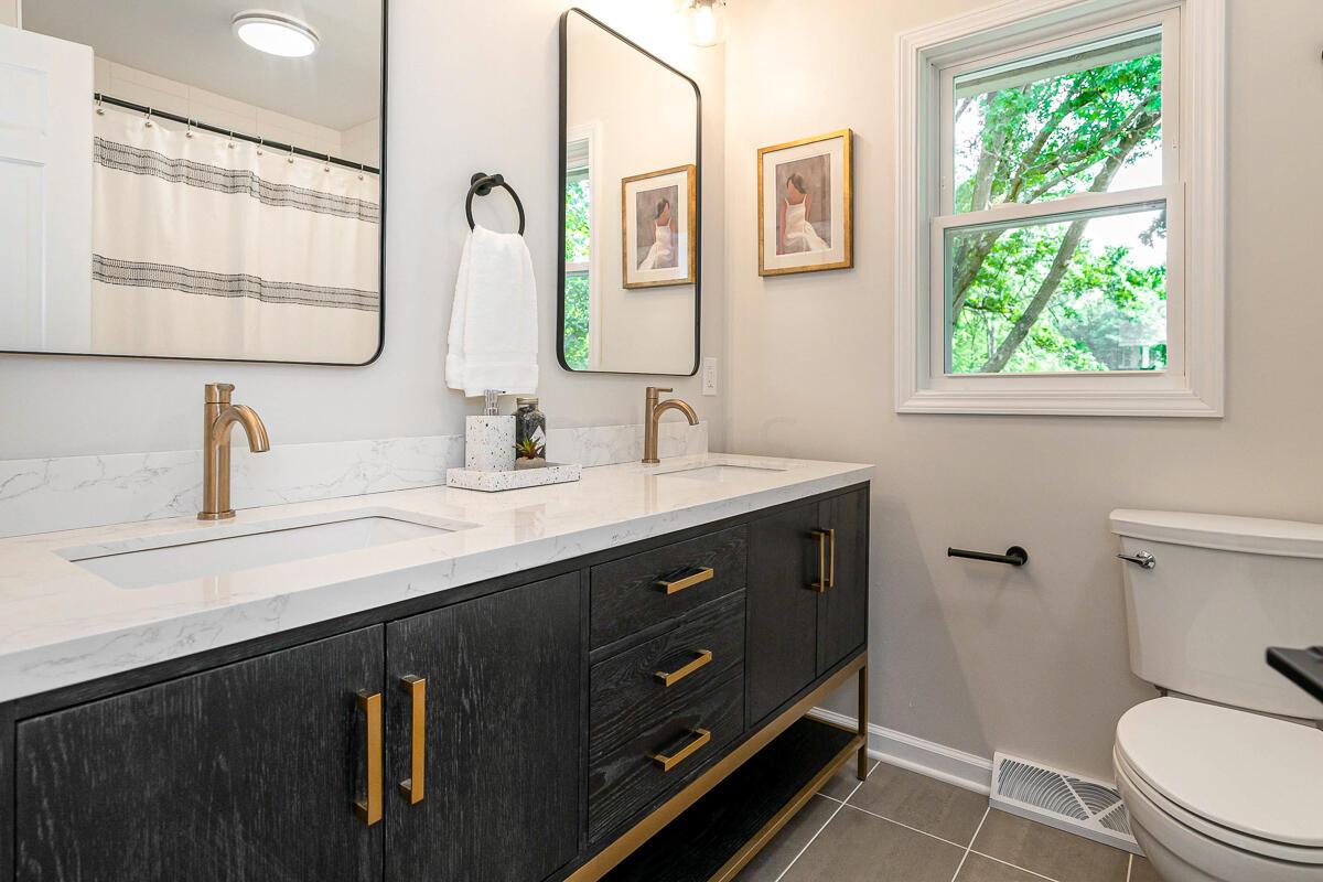 1030 Clubview Boulevard N