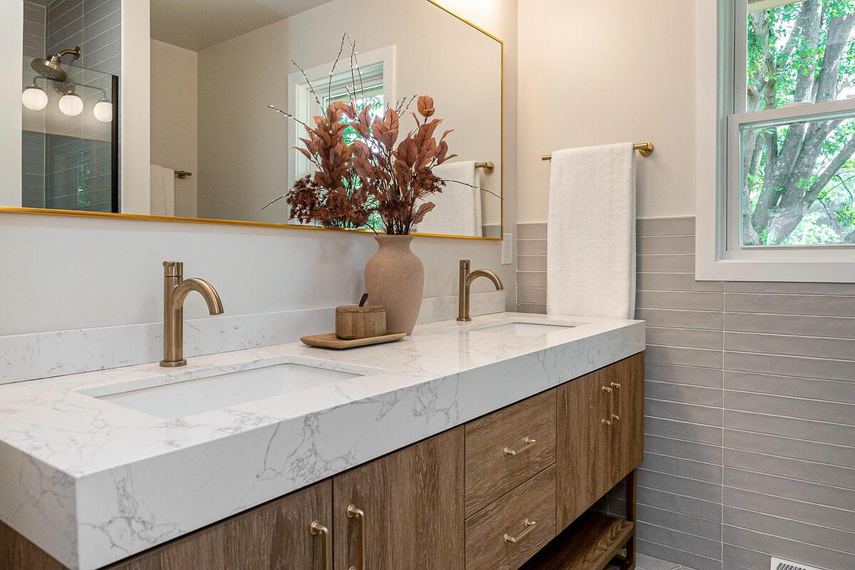 1030 Clubview Boulevard N