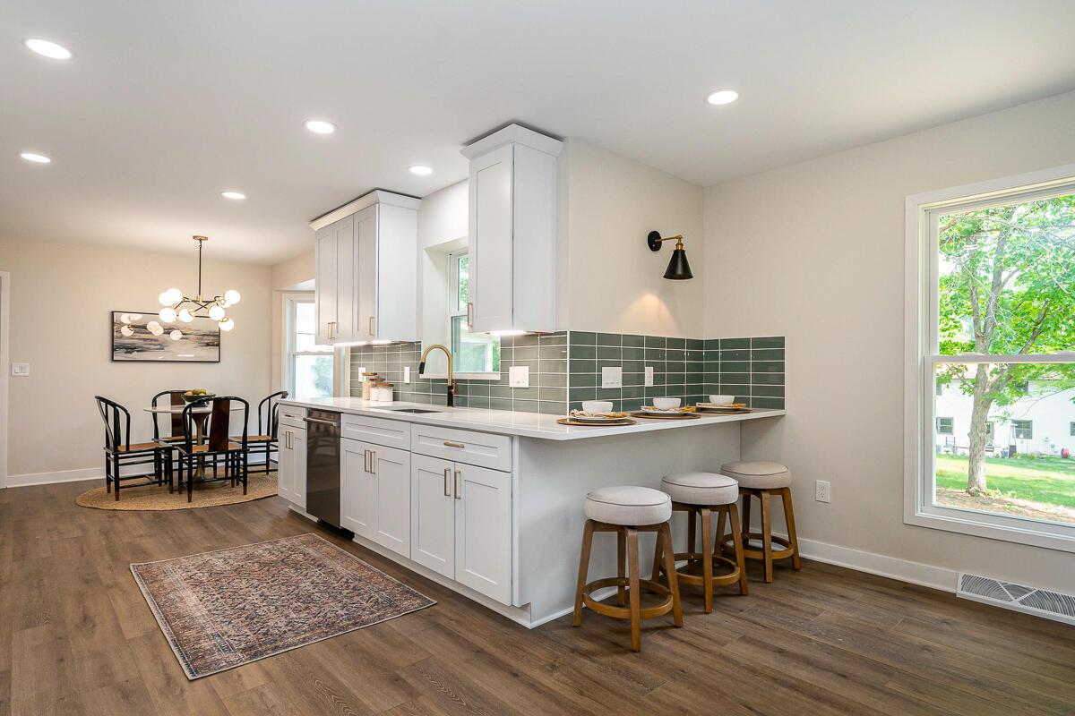 1030 Clubview Boulevard N