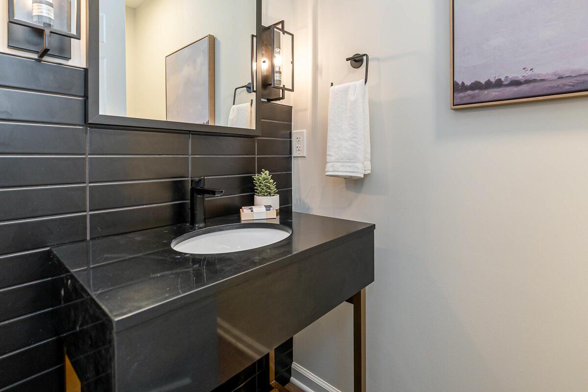 1030 Clubview Boulevard N