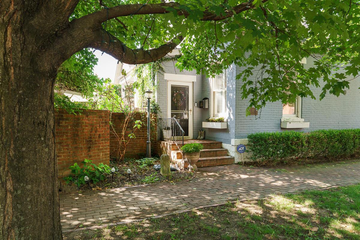 33 E Frankfort Street