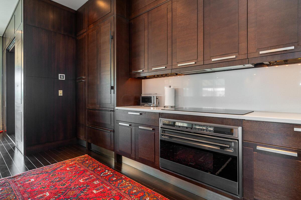 845 N High Street, 504