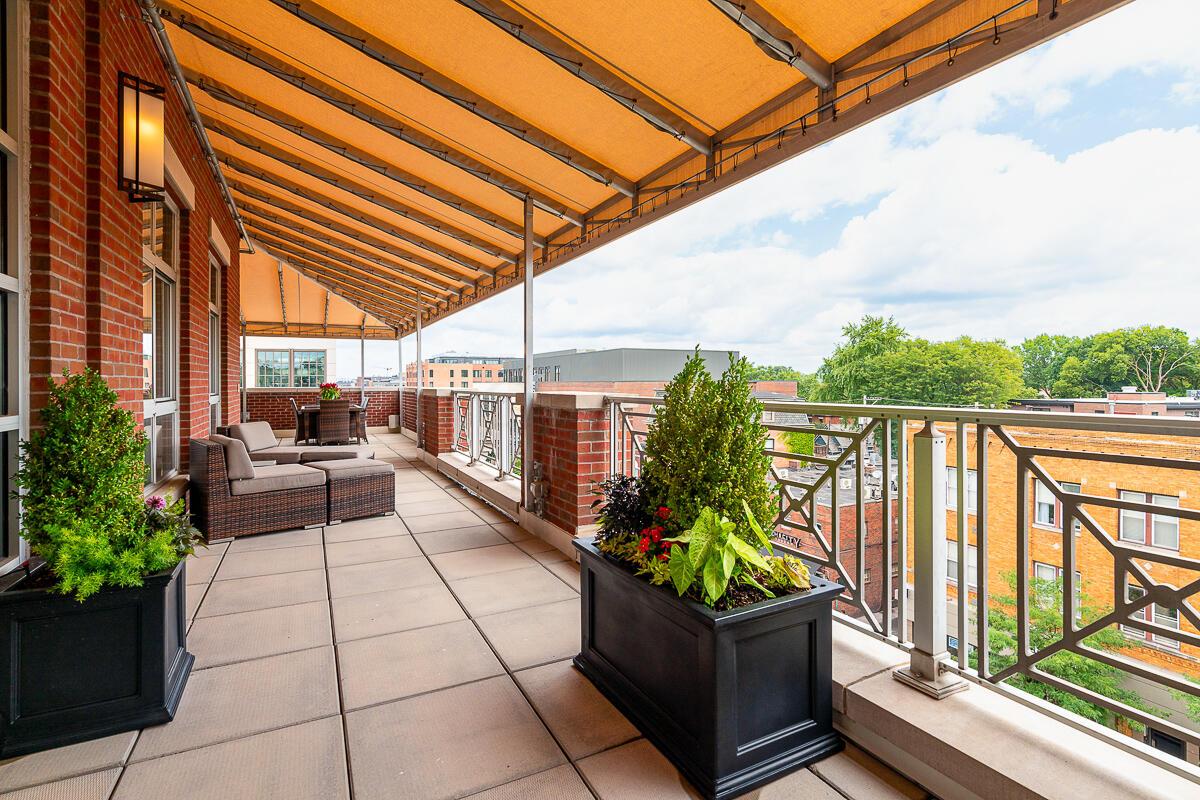 845 N High Street, 504