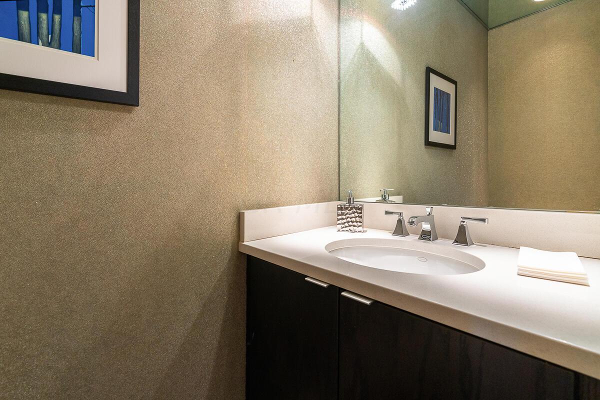 845 N High Street, 504