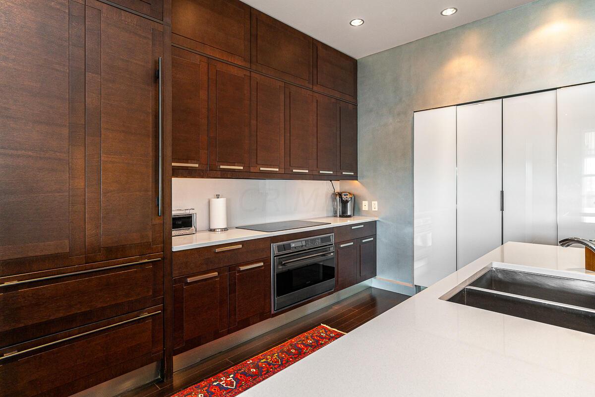 845 N High Street, 504