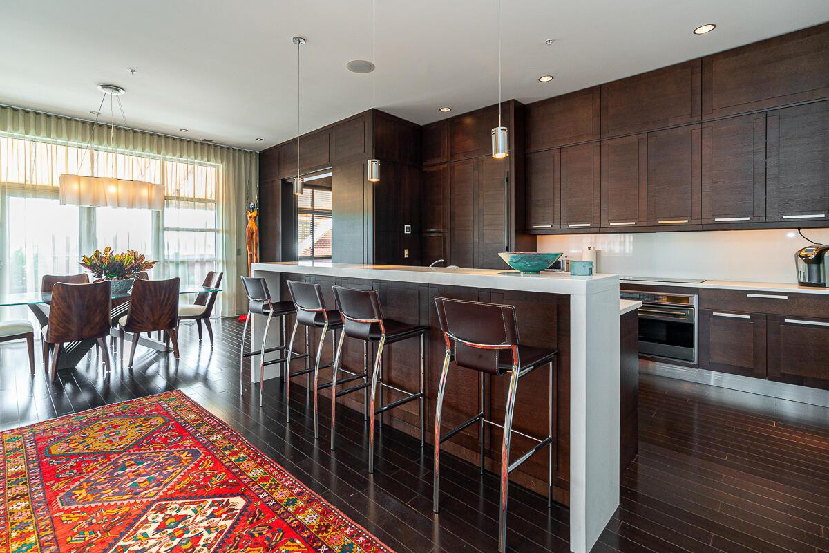 845 N High Street, 504