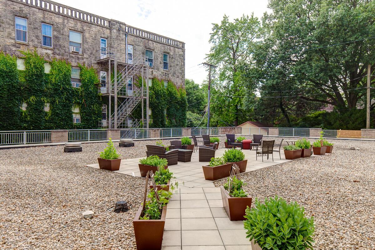 845 N High Street, 504