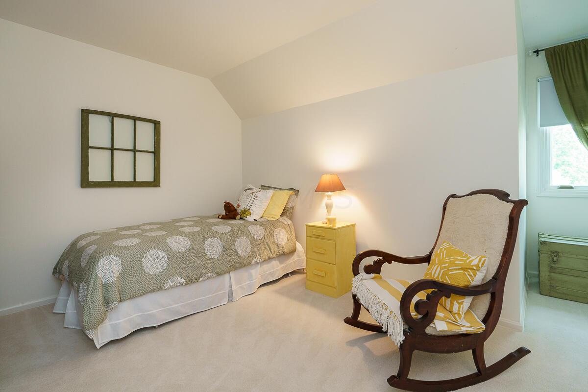 1090 Circle On The Green