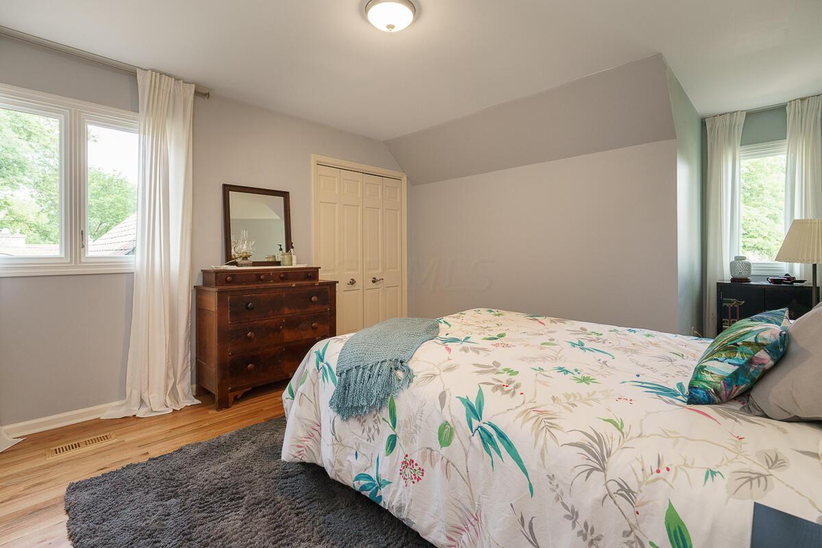 1090 Circle On The Green