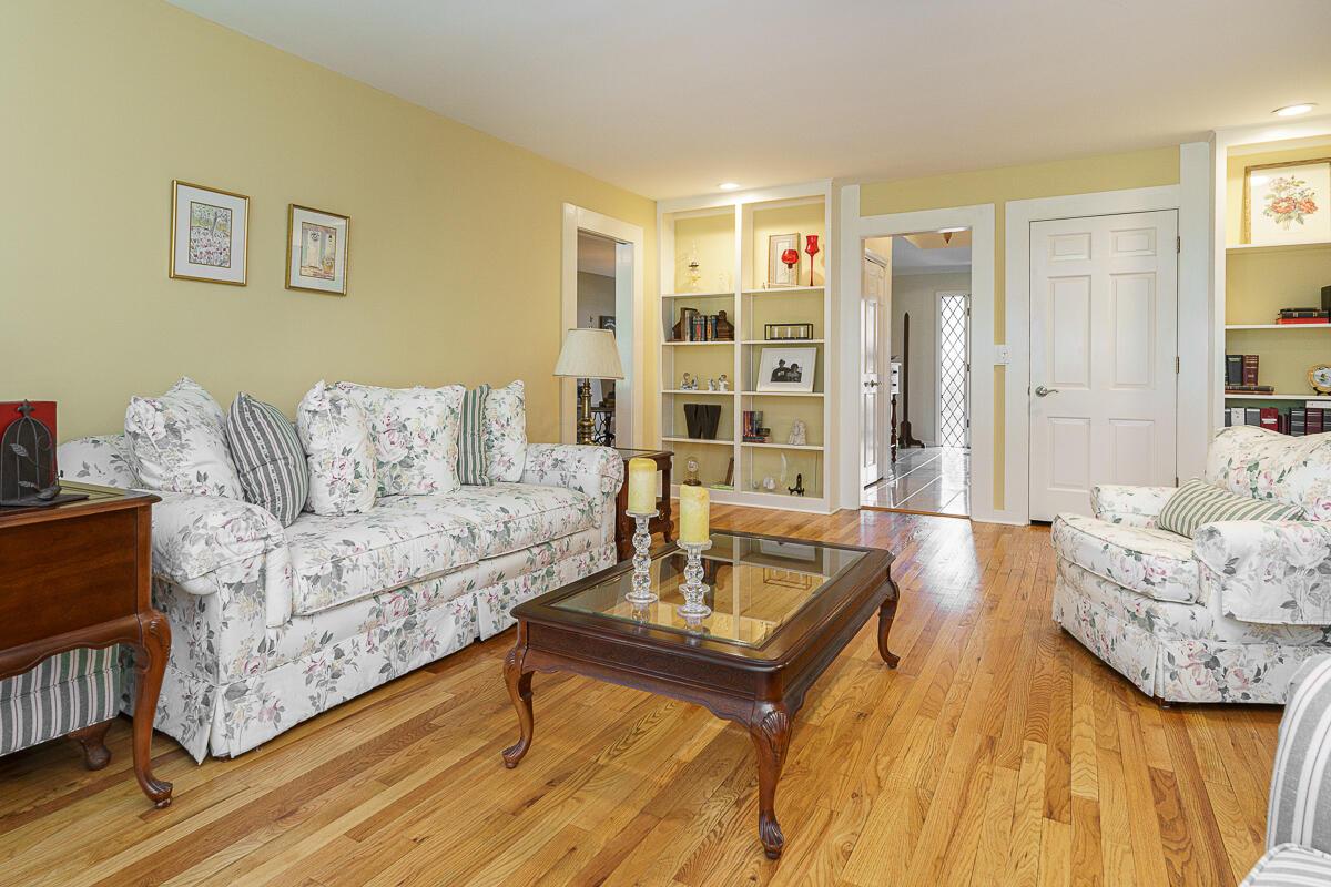 1090 Circle On The Green