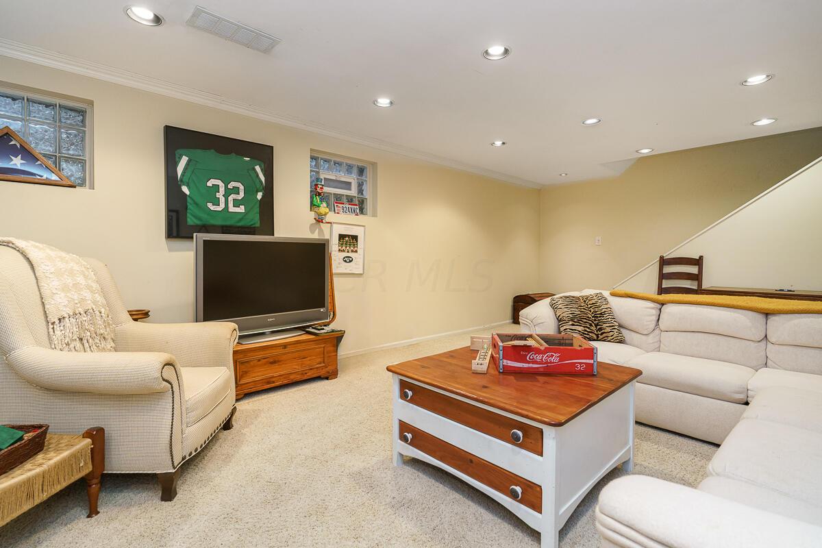 1090 Circle On The Green