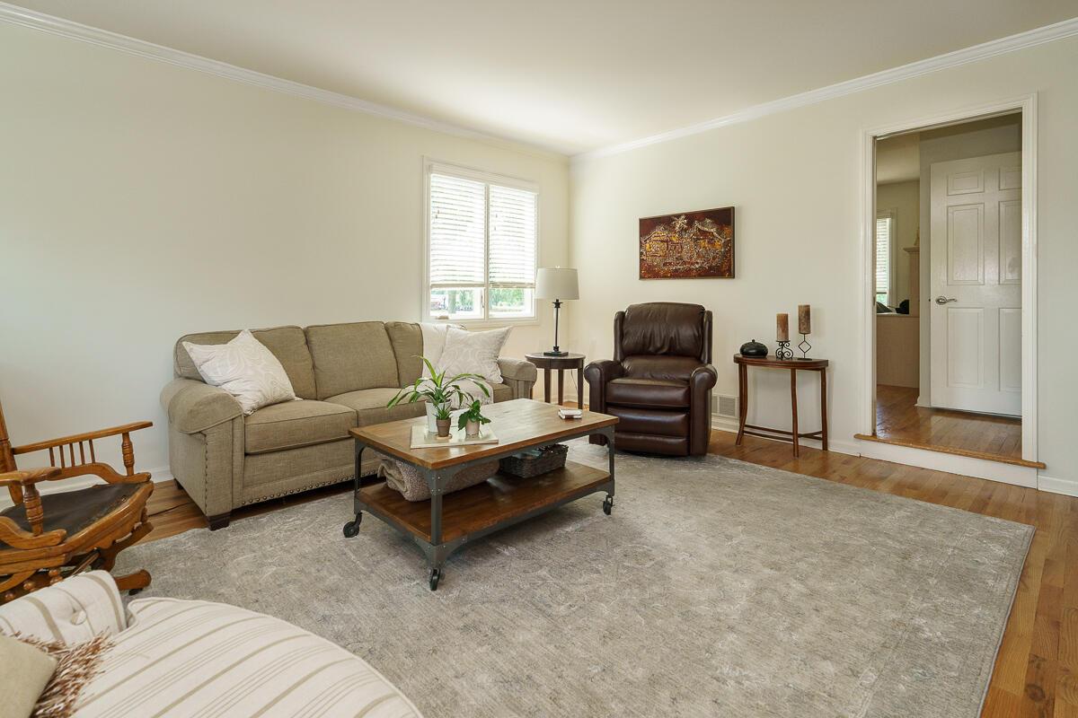 1090 Circle On The Green