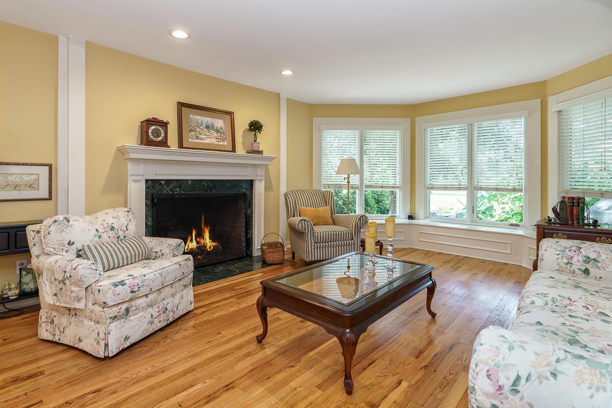 1090 Circle On The Green