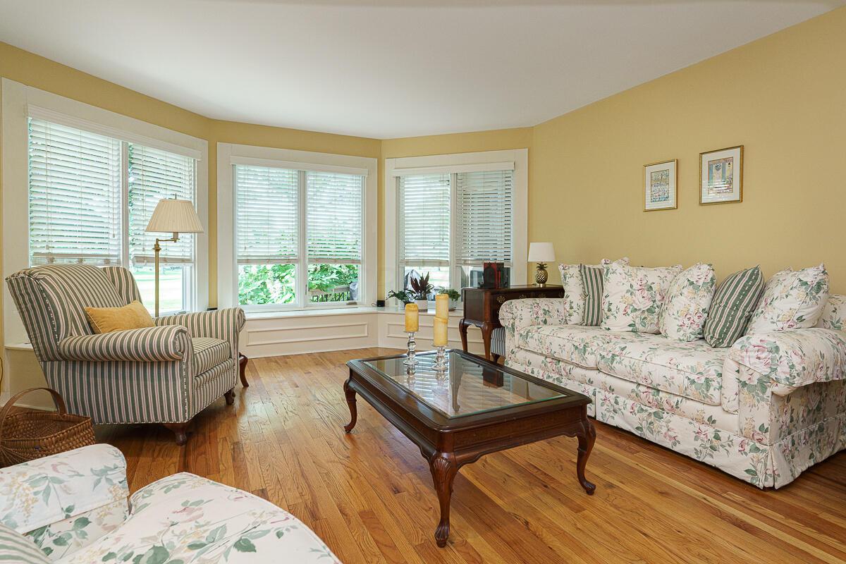 1090 Circle On The Green