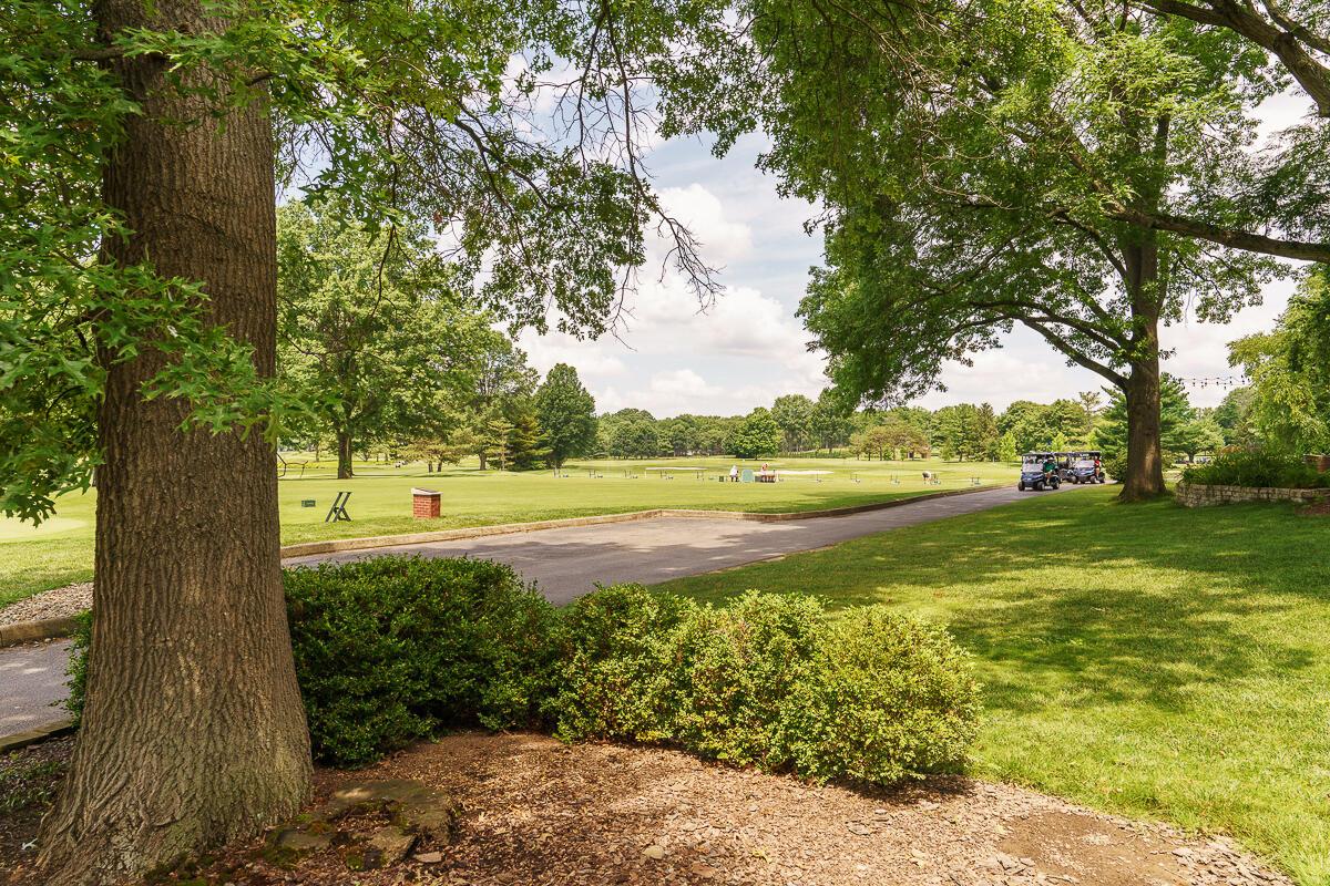 1090 Circle On The Green