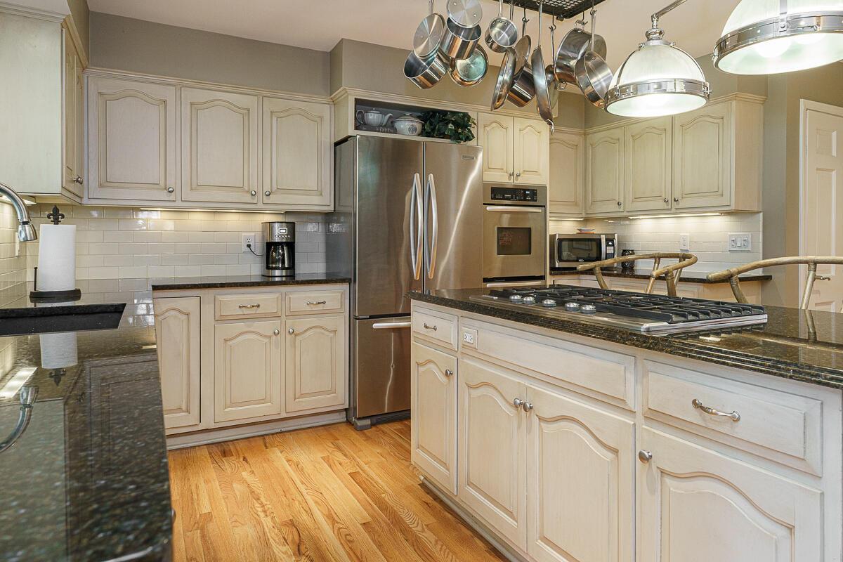 1090 Circle On The Green