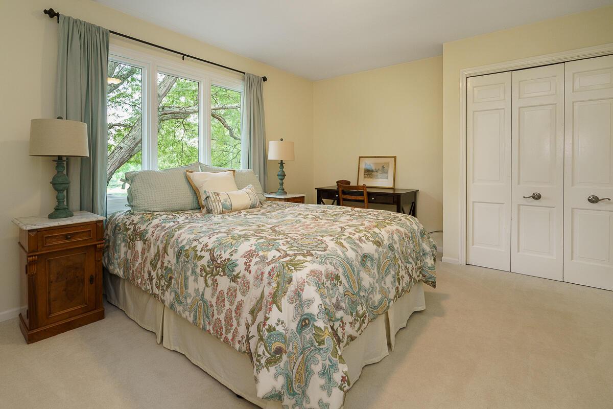 1090 Circle On The Green