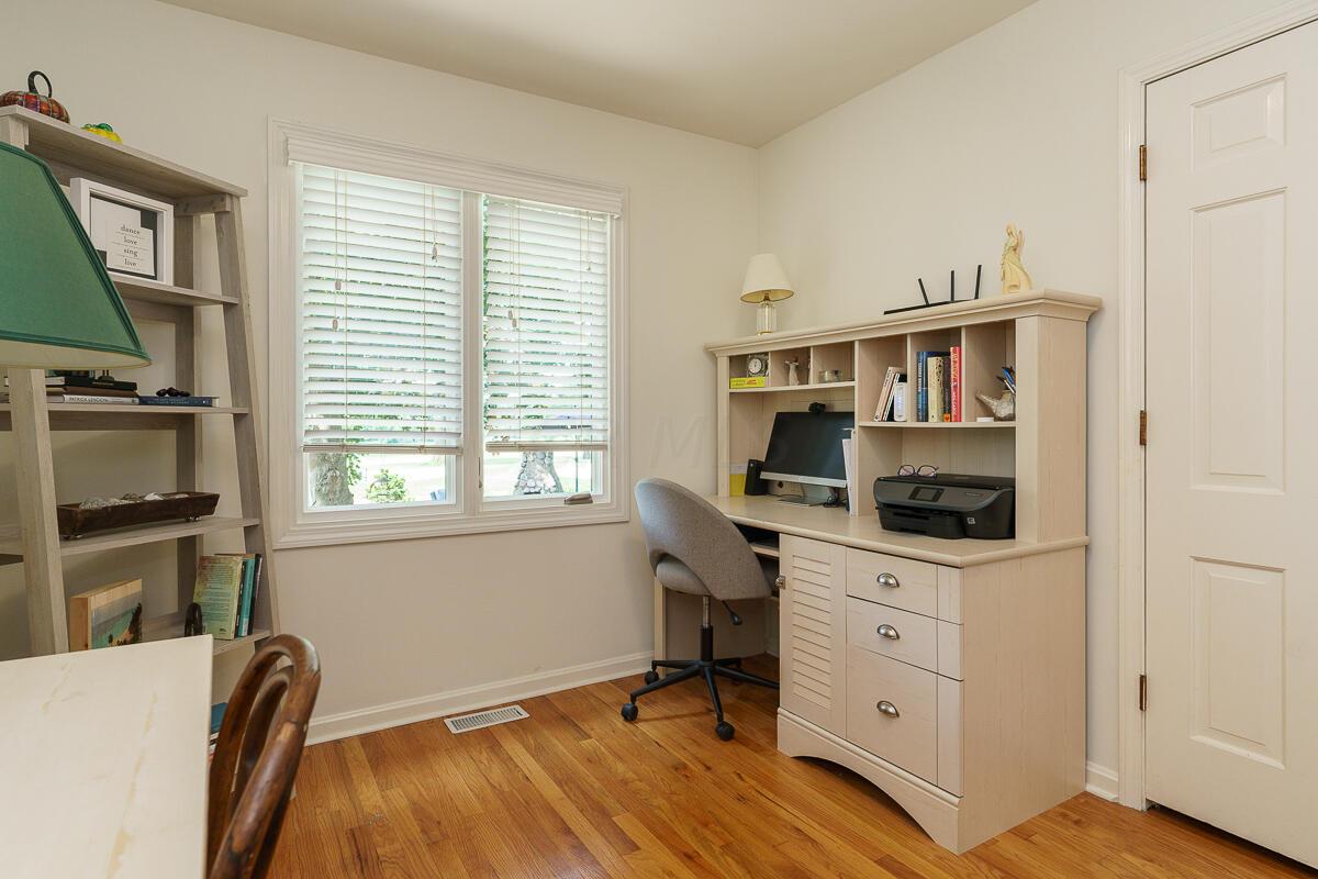 1090 Circle On The Green